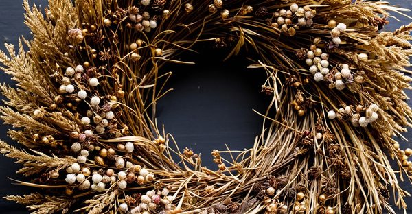 Couronnes murales en fleurs séchées : décoration florale artisanale